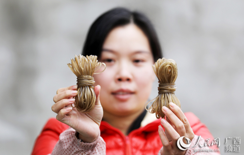 晾晒好的红薯粉。韦荣军摄