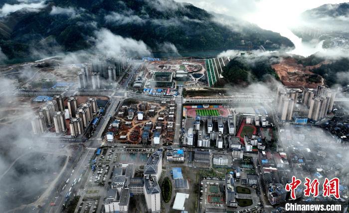 3月25日，无人机拍摄的三江侗族自治县县城平流雾美景。　吴练勋 摄