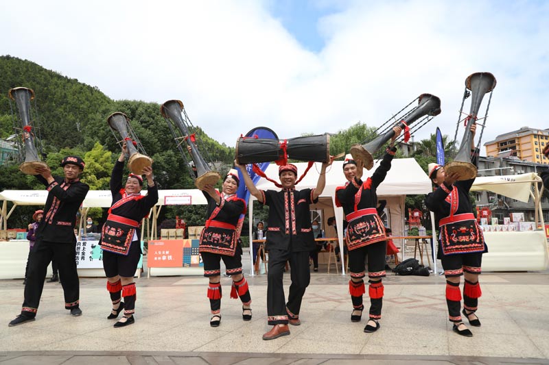 瑶族长鼓舞表演。吴雪君摄