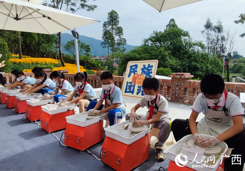 学生们正在学习陶艺。人民网 记者王勇摄