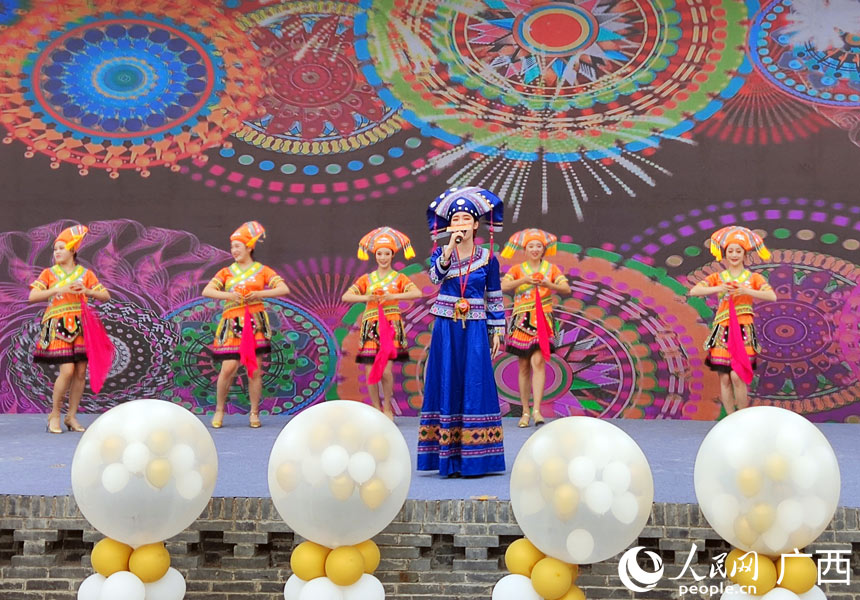 文艺表演现场。人民网 记者王勇摄