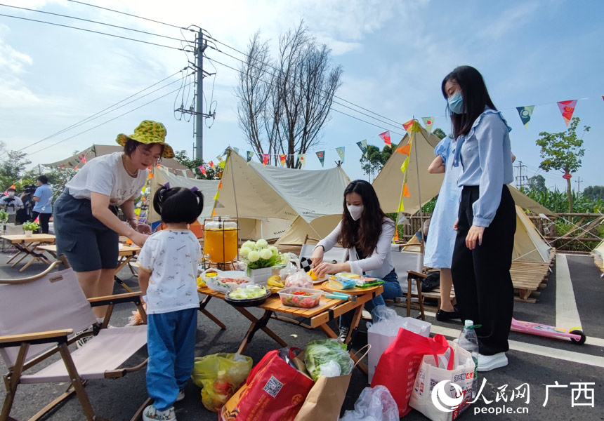 游客乐享周边游。人民网 记者王勇摄