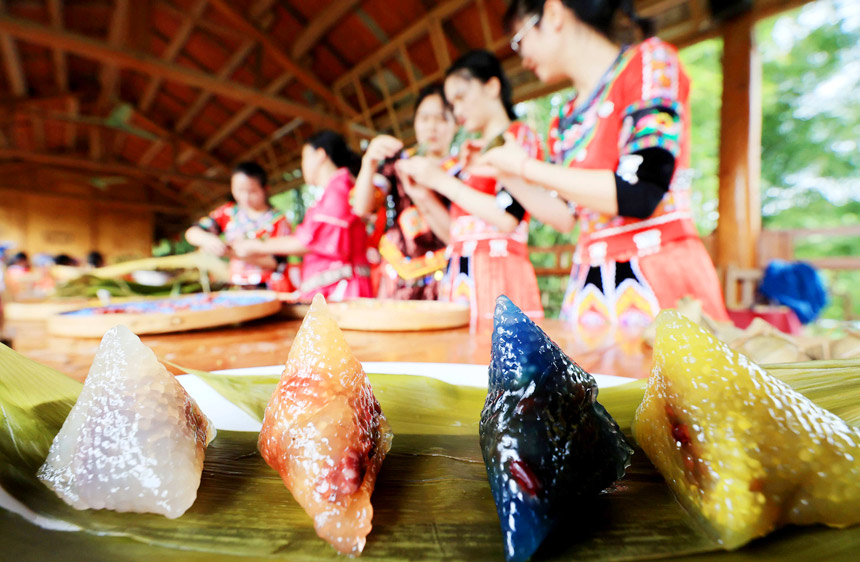 壮族群众正在包五彩粽子。