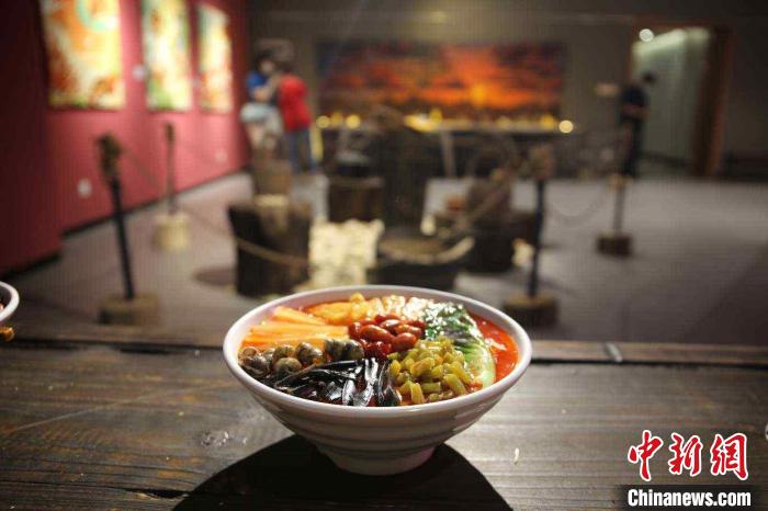 集市中展出的形象逼真的螺蛳粉模型。 蒙鸣明 摄 集市中展出的形象逼真的螺蛳粉模型。 蒙鸣明 摄