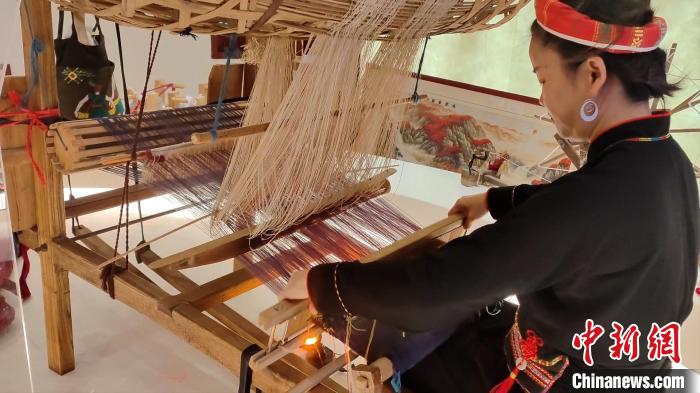 图为“织女”们用竹笼机织壮锦。　张广权 摄