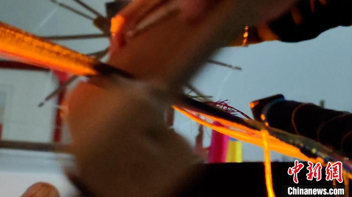 图为“织女”们用竹笼机织壮锦。　张广权 摄