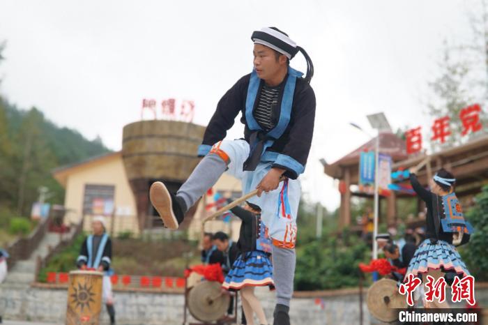 白裤瑶居民正在跳“猴棍舞”。 韦国政 摄 白裤瑶居民正在跳“猴棍舞”。 韦国政 摄