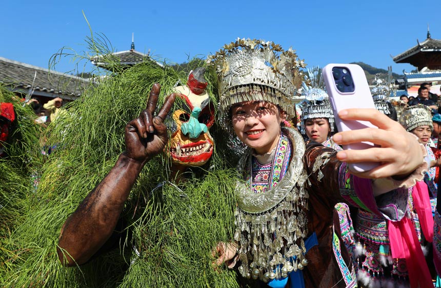 广西：“芒蒿”送福闹新春