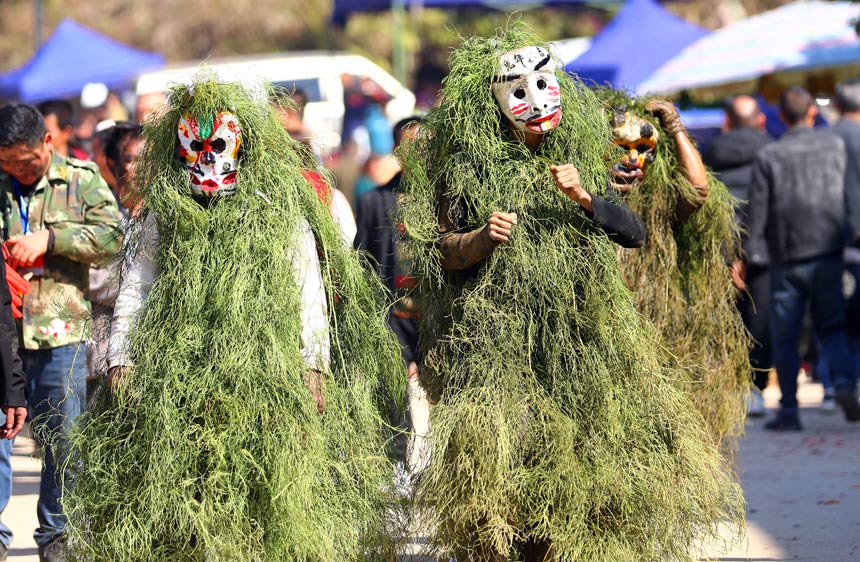装扮成“芒蒿”的苗族青年走村串户送祝福。