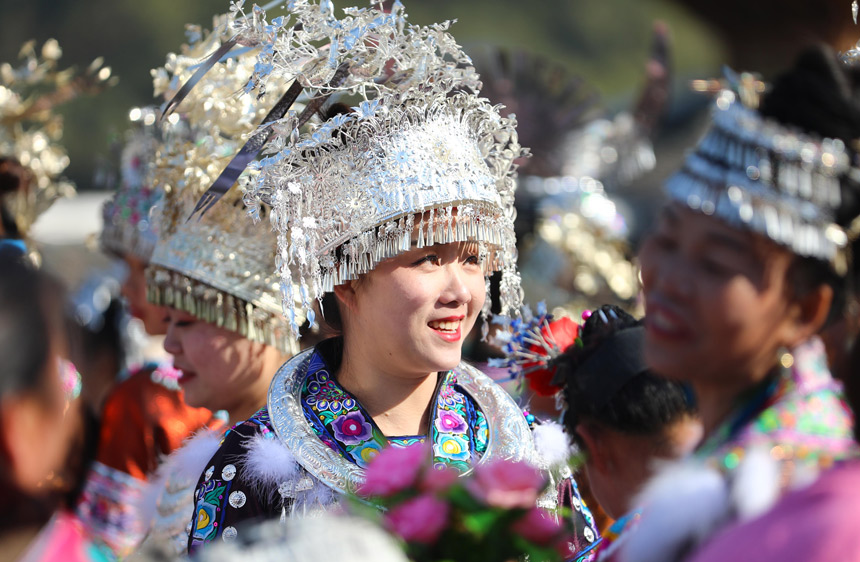 节日里精心打扮的苗族姑娘。