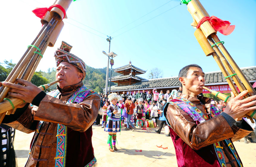 苗家汉子吹奏芦笙。