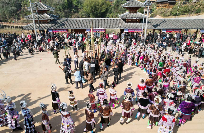 苗族同胞载歌载舞欢庆“芒蒿节”。