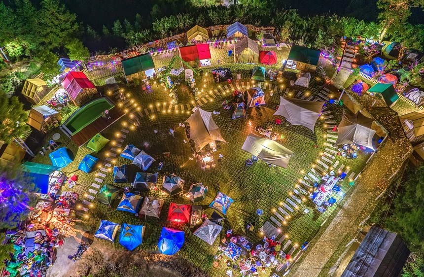 大鹏镇罗德村森野露营基地夜景。