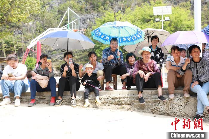 图为彩排时,有很多村民前来围观。 王伟臣 摄 图为彩排时,有很多村民前来围观。 王伟臣 摄