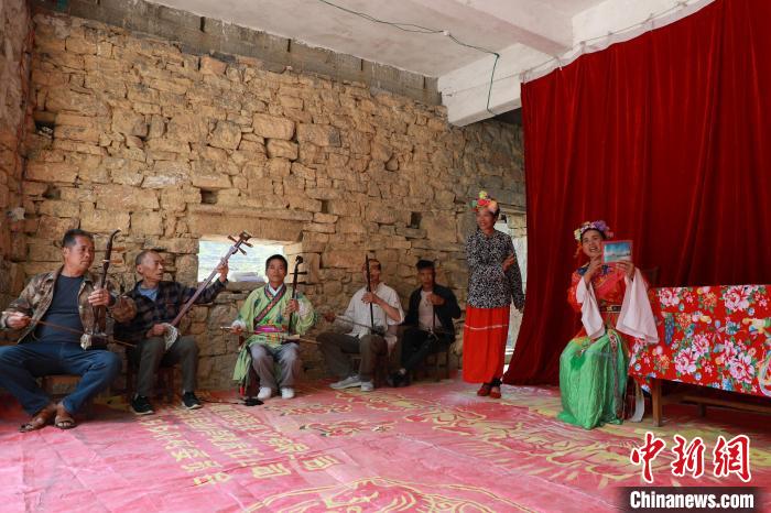 图为戏班正在带妆彩排。 王伟臣 摄 图为戏班正在带妆彩排。 王伟臣 摄