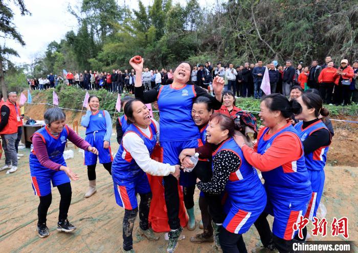 图为女队队员庆祝“抢花炮”取得胜利。　谭凯兴 摄