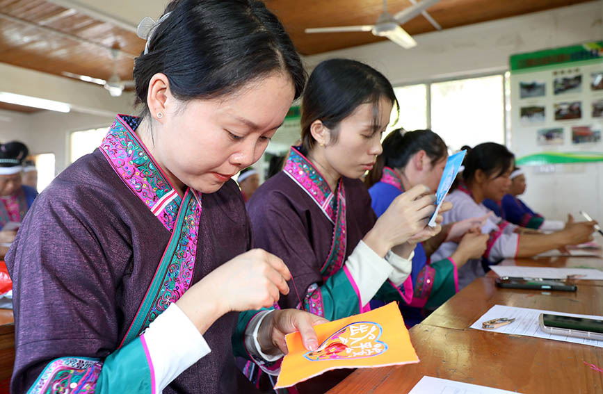 绣娘学习刺绣技艺