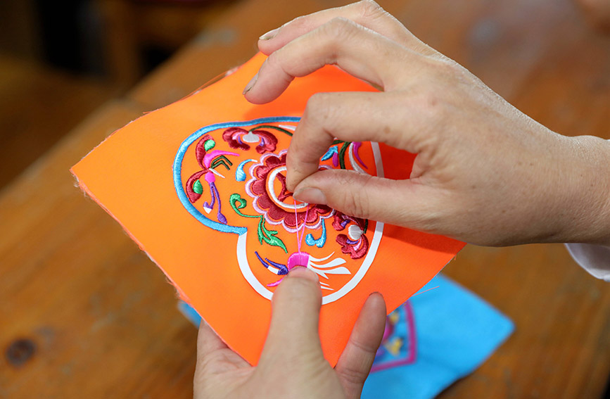 绣娘绣出精美图案