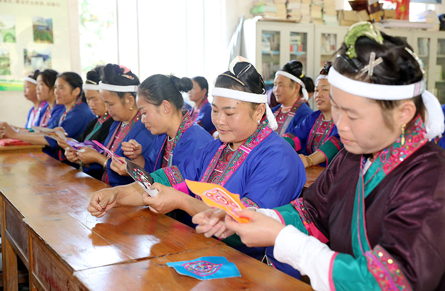 绣娘练习刺绣技艺