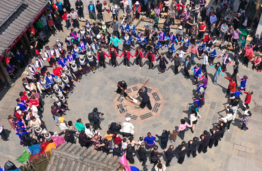 侗族群众与游客在欢跳多耶舞。潘志祥摄