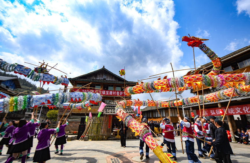 侗族群众在“祭萨节”活动上表演舞龙。潘志祥摄