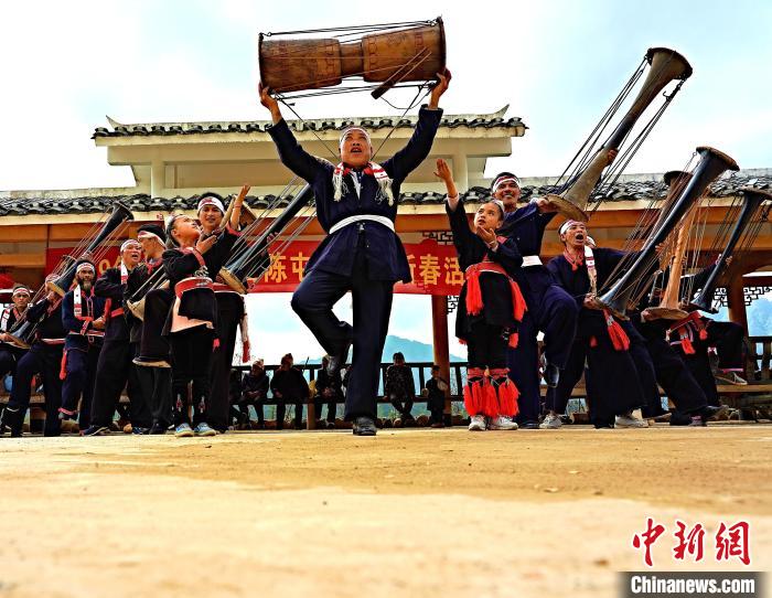 在广西金秀瑶族自治县六巷乡六巷村下古陈屯,村民在跳黄泥鼓舞。(资料图)高如金 摄