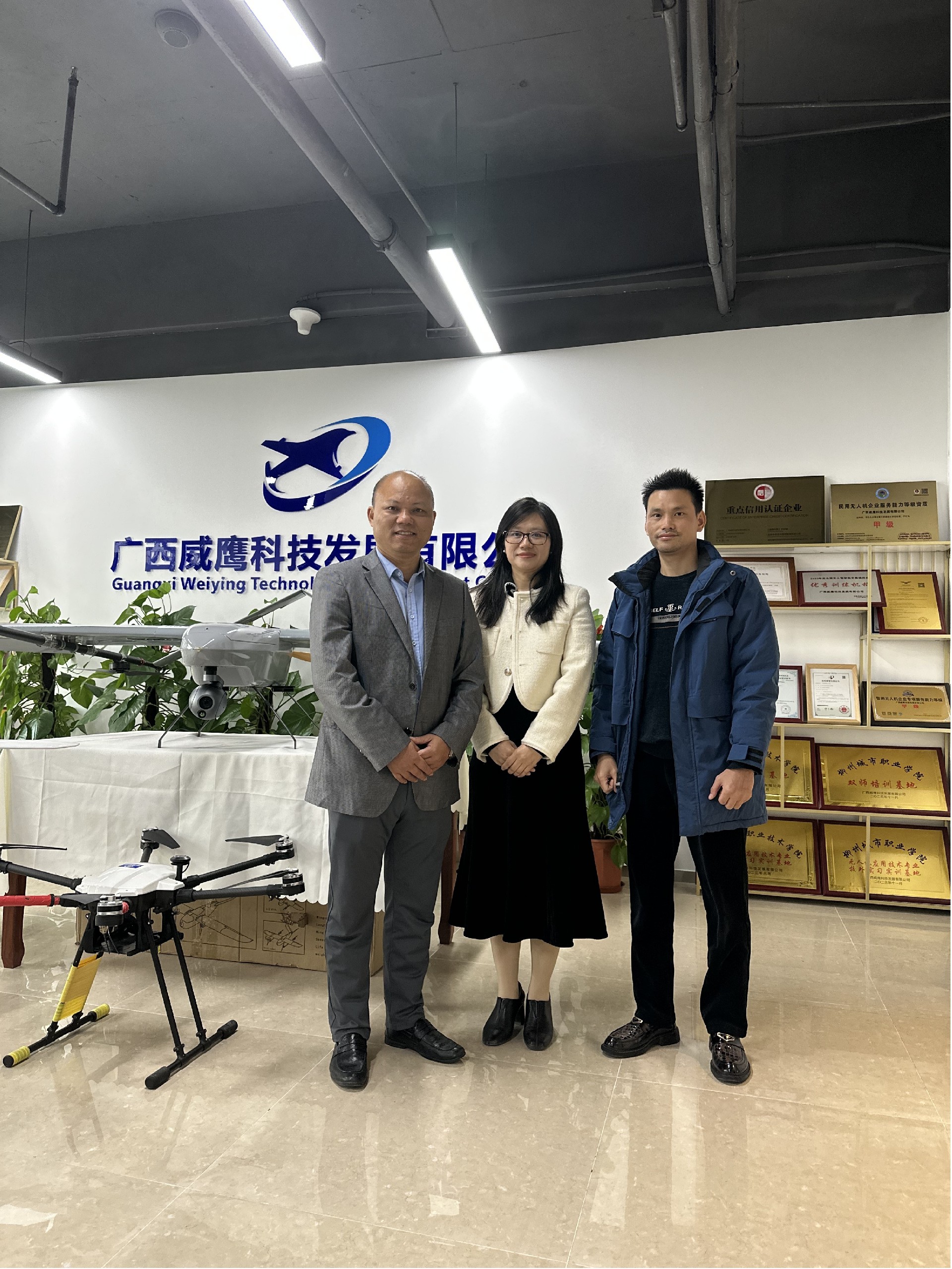 图片5 蓝华迪在广西威鹰科技发展有限公司考察(右一).jpg