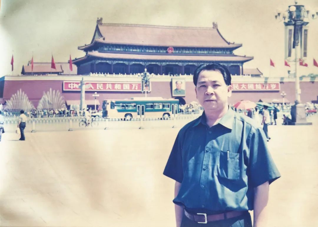 6莫兆钦在北京天安门前留影.jpg
